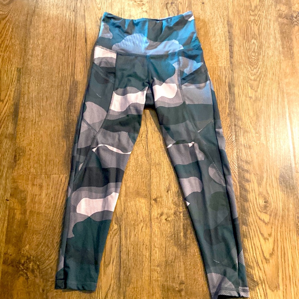 EUC Strut This revolve pink camo leggings, they have pockets!